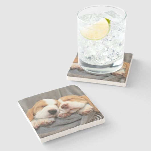 Schläfrige Welpen Steinuntersetzer (Seitenansicht)