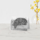 Schläfriger Dobermannpinscher-Hund, der durch Karte (Gelbe Blume)