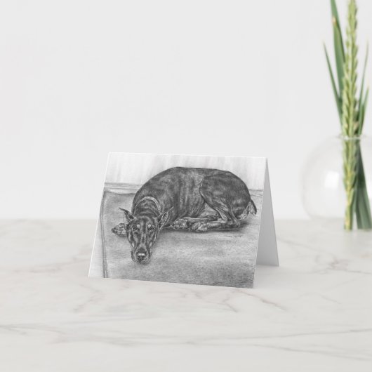 Schläfriger Dobermannpinscher-Hund, der durch Karte (Vorderseite)