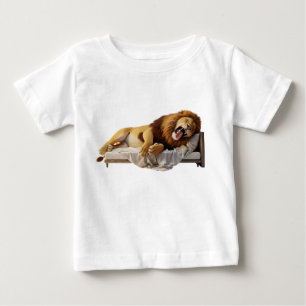 Schläfriger männlicher Löwe gähnt, während er im B Baby T-shirt