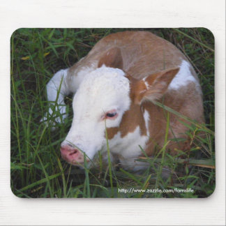 Schläfriges Babykalb mousepad