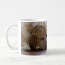 Schläfriges gelbes Labrador retriever Kaffeetasse