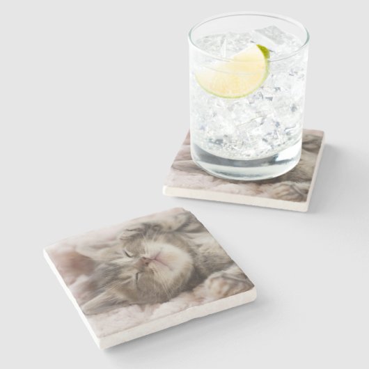 Schläfriges Kätzchen Steinuntersetzer (Seitenansicht)