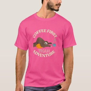 Schlafträger Faultier Kaffee Erst Dann Abenteuerli T-Shirt