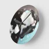 Schlaftuxedo Katzenkinnansicht kitschiges Bild Runde Wanduhr (Winkel)
