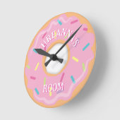 Schlafzimmer oder Spielzimmer mit rosa Donut mit S Runde Wanduhr (Winkel)
