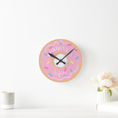 Schlafzimmer oder Spielzimmer mit rosa Donut mit S Runde Wanduhr (Zuhause)