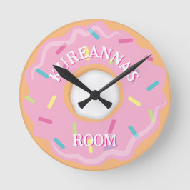 Schlafzimmer oder Spielzimmer mit rosa Donut mit S Runde Wanduhr