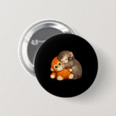 Schlag den Affen, der ein Kuscheltier umarmt Meme Button (Vorne & Hinten)