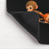 Schlag den Affen, der ein Kuscheltier umarmt Meme Mousepad (Ecke)