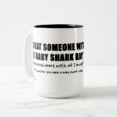 Schlag jemand mit einer Baby-Haifisch-Tasse Zweifarbige Tasse (Vorderseite Links)