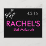 Schläger Mitzvah Save the Date Postkarte<br><div class="desc">Nach Maß und personalisiert mit dem Namen des Schläger Mitzvah Mädchens und des Datums der Gelegenheit. Die "Save the Date" Postkarte hat vibrierenden rosa und silbernen Druck auf einem glatten schwarzen Hintergrund auf Fronten- und Schwarzdruck auf einer Rückseite des Hintergrundes des heißen Rosas an.</div>