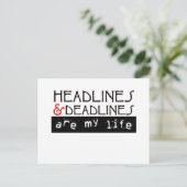 Schlagzeilen und Fristen sind mein Leben Postkarte (Stehend Vorderseite)
