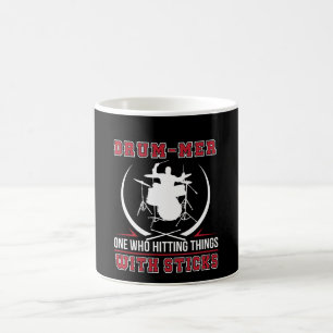 Schlagzeuger einer wer Sache mit Stock schlagend Kaffeetasse