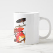 Schlagzeugerstöcke in den wirklichen Trommeln des Jumbo-Tasse (Rechts)