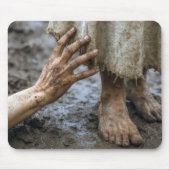Schlammige Hand greift nach Jesus Mousepad (Vorne)