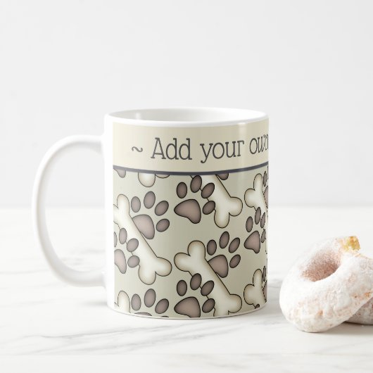 Schlammige Tatzen und Knochen-Hundeliebhaber Kaffeetasse (Mit Donut)