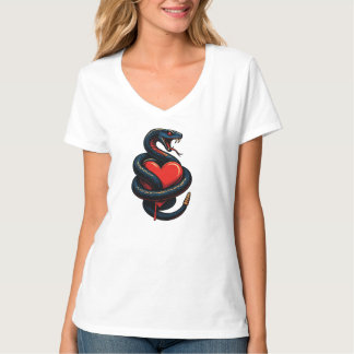 Schlange umwickelt blutendes Herz  T-Shirt