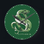 Schlangen-Aquarell Harry Potters | SLYTHERIN™ Runde Wanduhr<br><div class="desc">Karo,  heraus,  das diese grüne Watercolor Slytherin Schlange in eine Sform neben einem Serifbuchstaben "S" kurvte.</div>