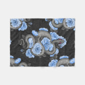 Schlangen und blaue Rose Fleecedecke (Vorderseite (Horizontal))