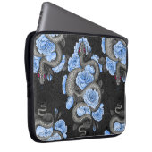 Schlangen und blaue Rose Laptopschutzhülle (Vorne Rechts)