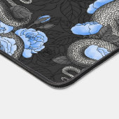 Schlangen und blaue Rose Schreibtischunterlage (Ecke)