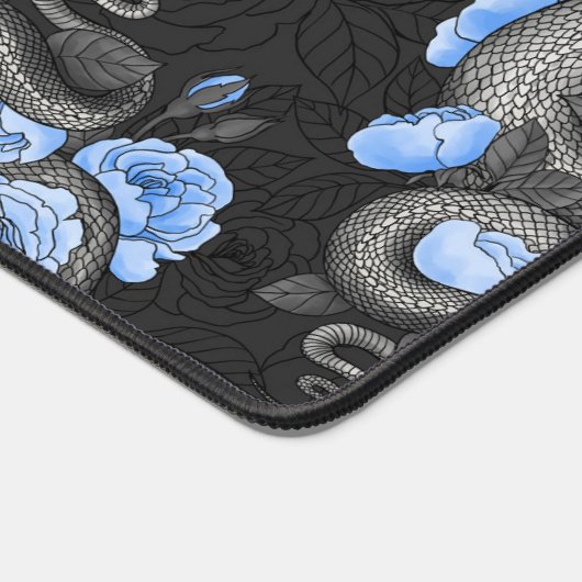 Schlangen und blaue Rose Schreibtischunterlage (Ecke)