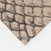 Schlangenhaut: texturierter Hintergrund. Fleecedecke (Ecke)