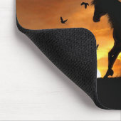 Schlangenpferde und Vögel im Sonnenuntergang Mousepad (Ecke)