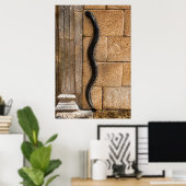 Schlangenskulptur in Amna Suraka Poster (Heimbüro)
