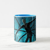 Schlanker Mann im Holz Zweifarbige Tasse (Mittel)