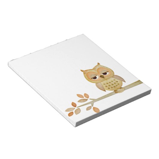 Schlaue Eule im Baumkommentar Notizblock (angewinkelt)