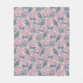 Schlechte graue Tabbattacke klopfen über Fleecedecke (Vorderseite)