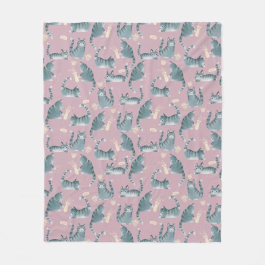 Schlechte graue Tabbattacke klopfen über Fleecedecke (Vorderseite)