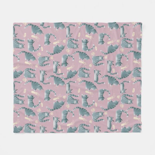 Schlechte graue Tabbattacke klopfen über Fleecedecke (Vorderseite (Horizontal))