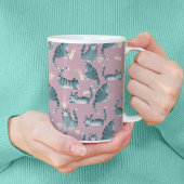 Schlechte graue Tabbattacke klopfen über Kaffeetasse