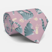 Schlechte graue Tabbattacke klopfen über Krawatte (Gerollt)