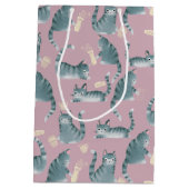 Schlechte graue Tabbattacke klopfen über Mittlere Geschenktüte (Rückseite)