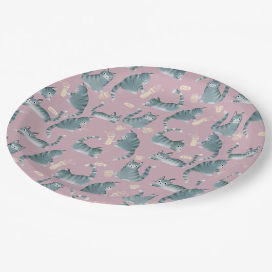 Schlechte graue Tabbattacke klopfen über Pappteller (Schrägansicht)