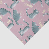 Schlechte graue Tabbattacke klopfen über Seidenpapier (Ausschnitt)