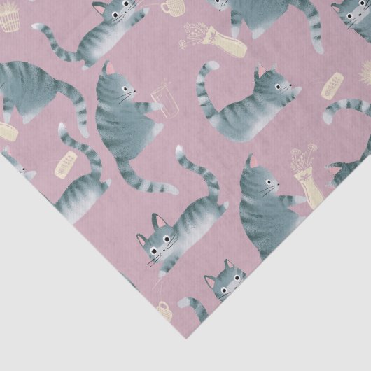 Schlechte graue Tabbattacke klopfen über Seidenpapier (Ausschnitt)