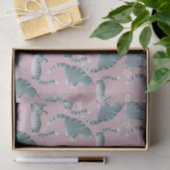 Schlechte graue Tabbattacke klopfen über Seidenpapier (Geschenk)