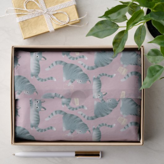 Schlechte graue Tabbattacke klopfen über Seidenpapier (Geschenk)