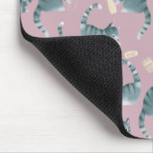 Schlechte graue Tablettenkatzen Knocken über und M Mousepad (Ecke)