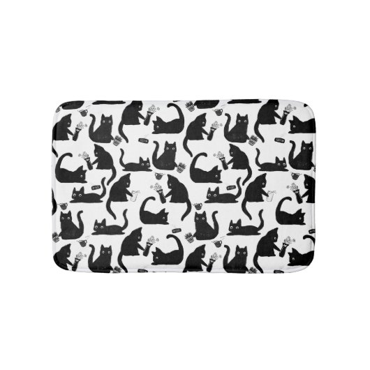 Schlechte Katzen klopfen über Badematte (Vorderseite)