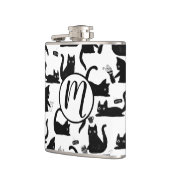 Schlechte Katzen klopfen über Flachmann (Links)