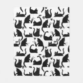 Schlechte Katzen klopfen über Fleecedecke (Vorderseite)