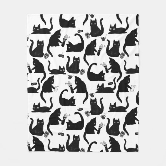 Schlechte Katzen klopfen über Fleecedecke (Vorderseite)