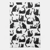 Schlechte Katzen klopfen über Geschirrtuch (Vertikal)