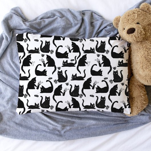 Schlechte Katzen klopfen über Kissenbezug